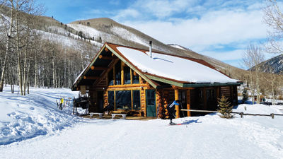 Ashcroft Ski Touring’s King Cabin has Nordic and skate ski rentals as well as passes for 20 miles of groomed cross-country ski trails.