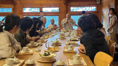 Avegan lunch with monks at the Jingwansa temple.