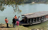 The Raj Mahal traveled with a tender boat, which provided transport to and from the shore and the Raj Mahal which typically anchored for the night mid-river where it was quieter and more scenic.